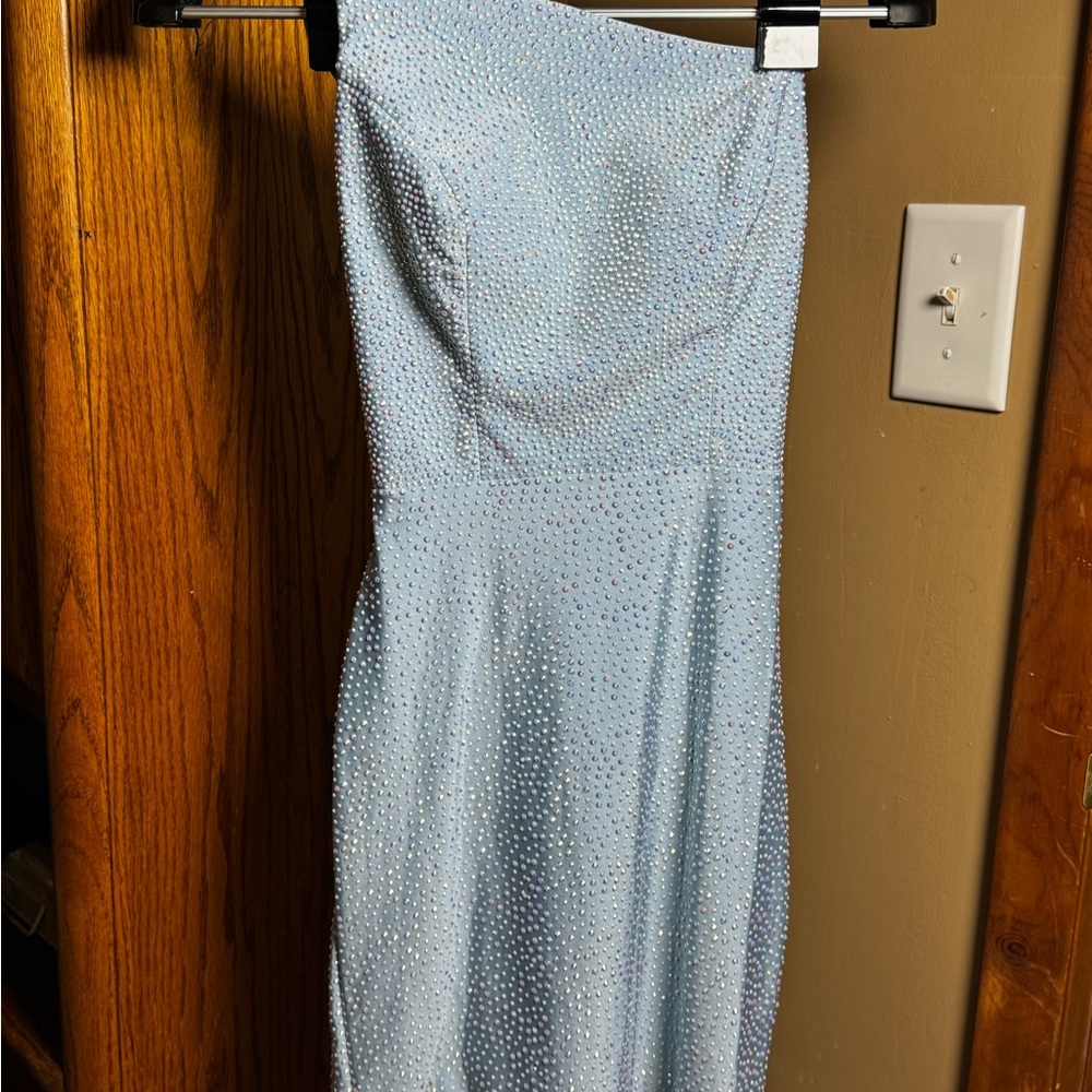 Show-stopping? Absolutely.
This blue shimmering bling dress owns the night 💙✨